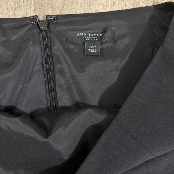 ANN TAYLOR Virgin Wool Blend Pencil Skirt Back Slit Black Sz 12P Career Stretch - Picture 2 of 7